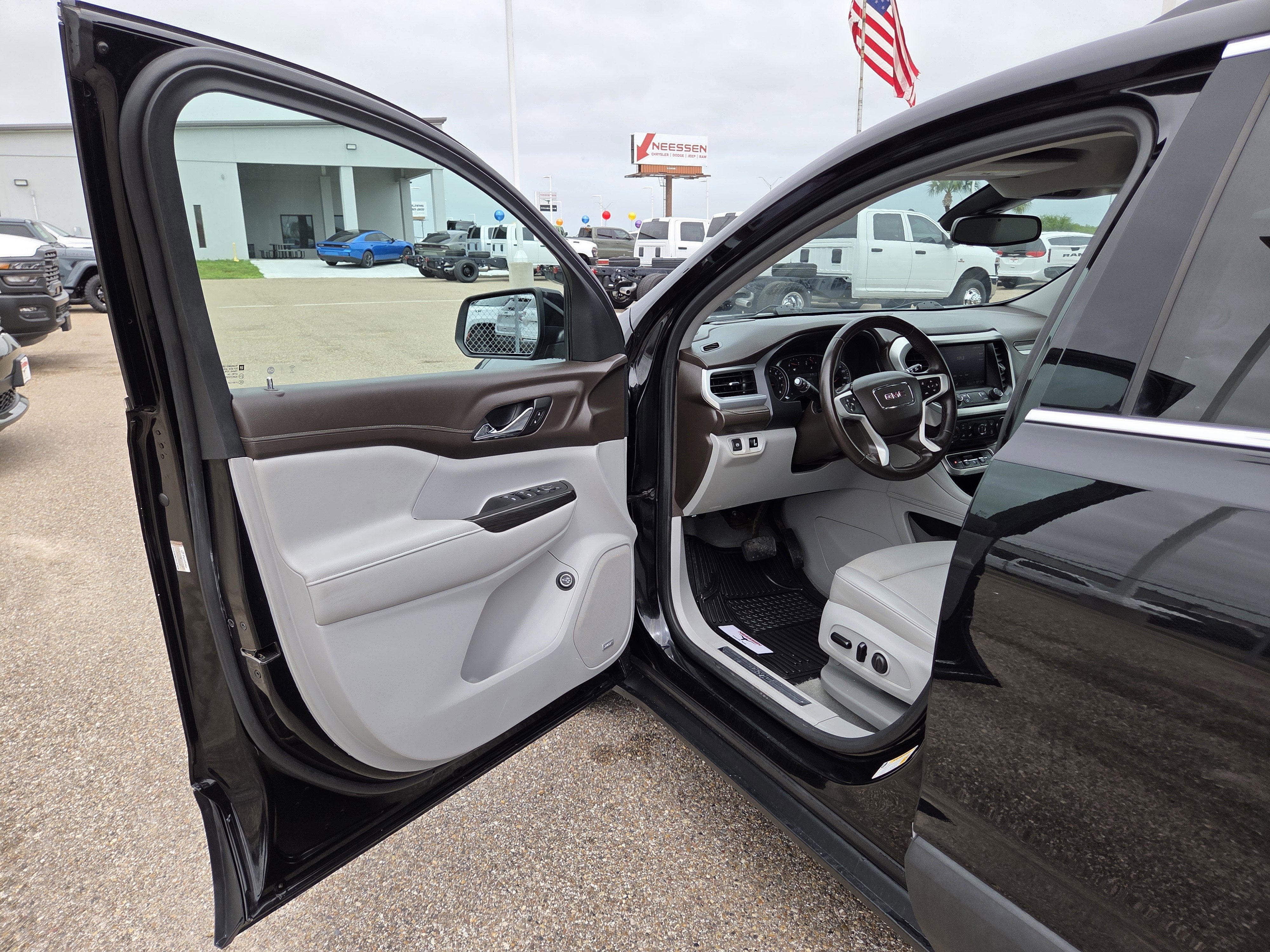 2023 GMC Acadia SLT