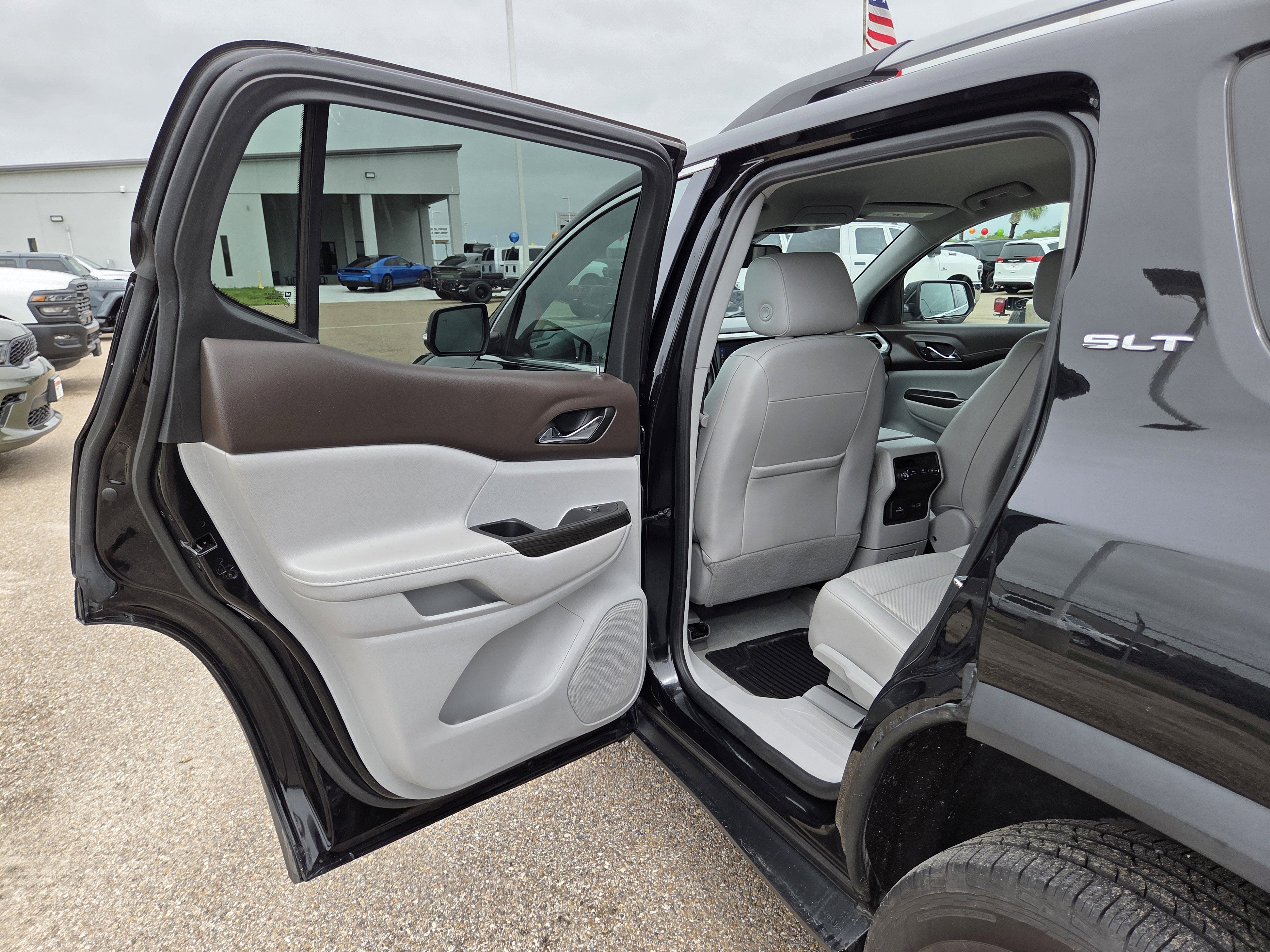 2023 GMC Acadia SLT