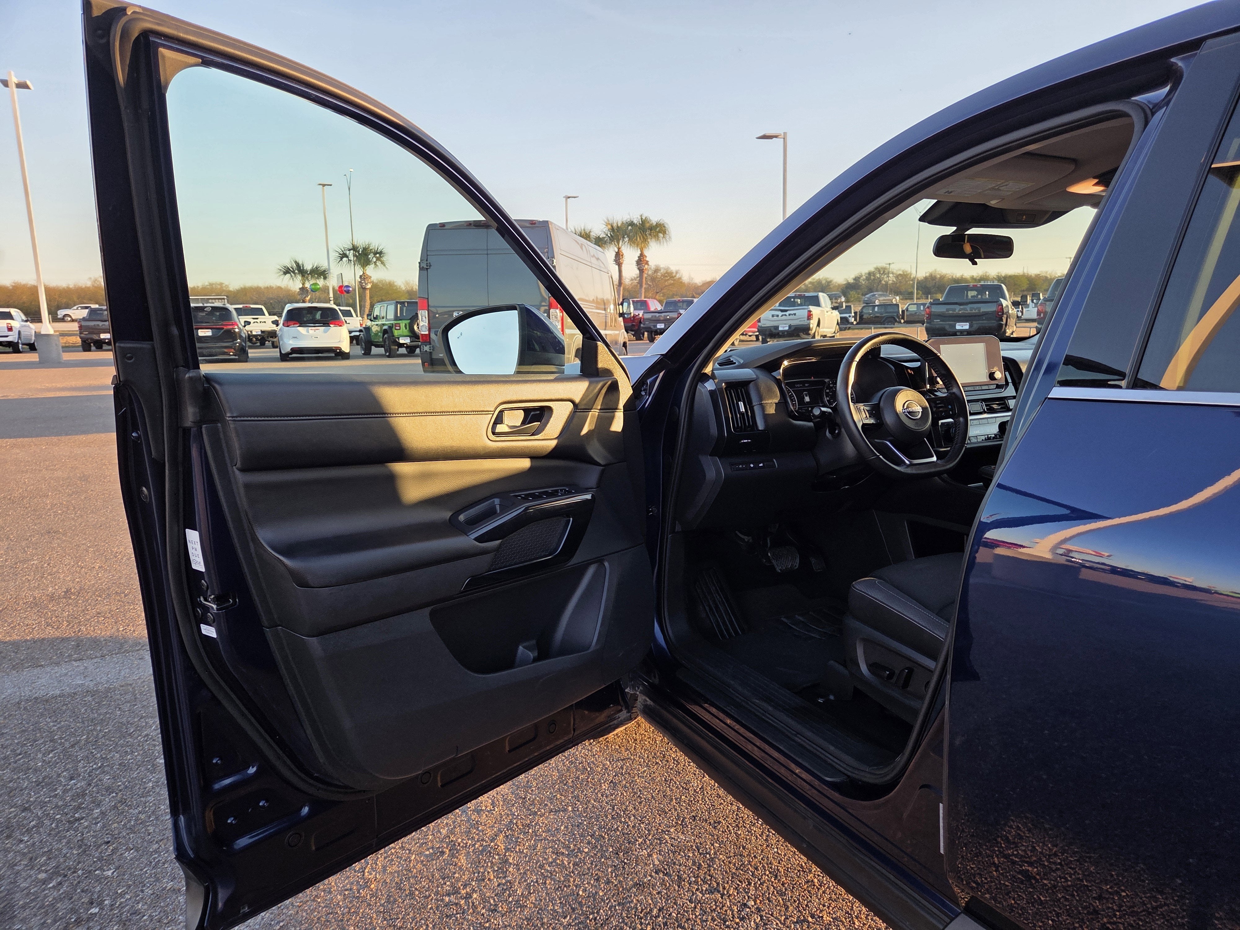 2025 Nissan Pathfinder SV