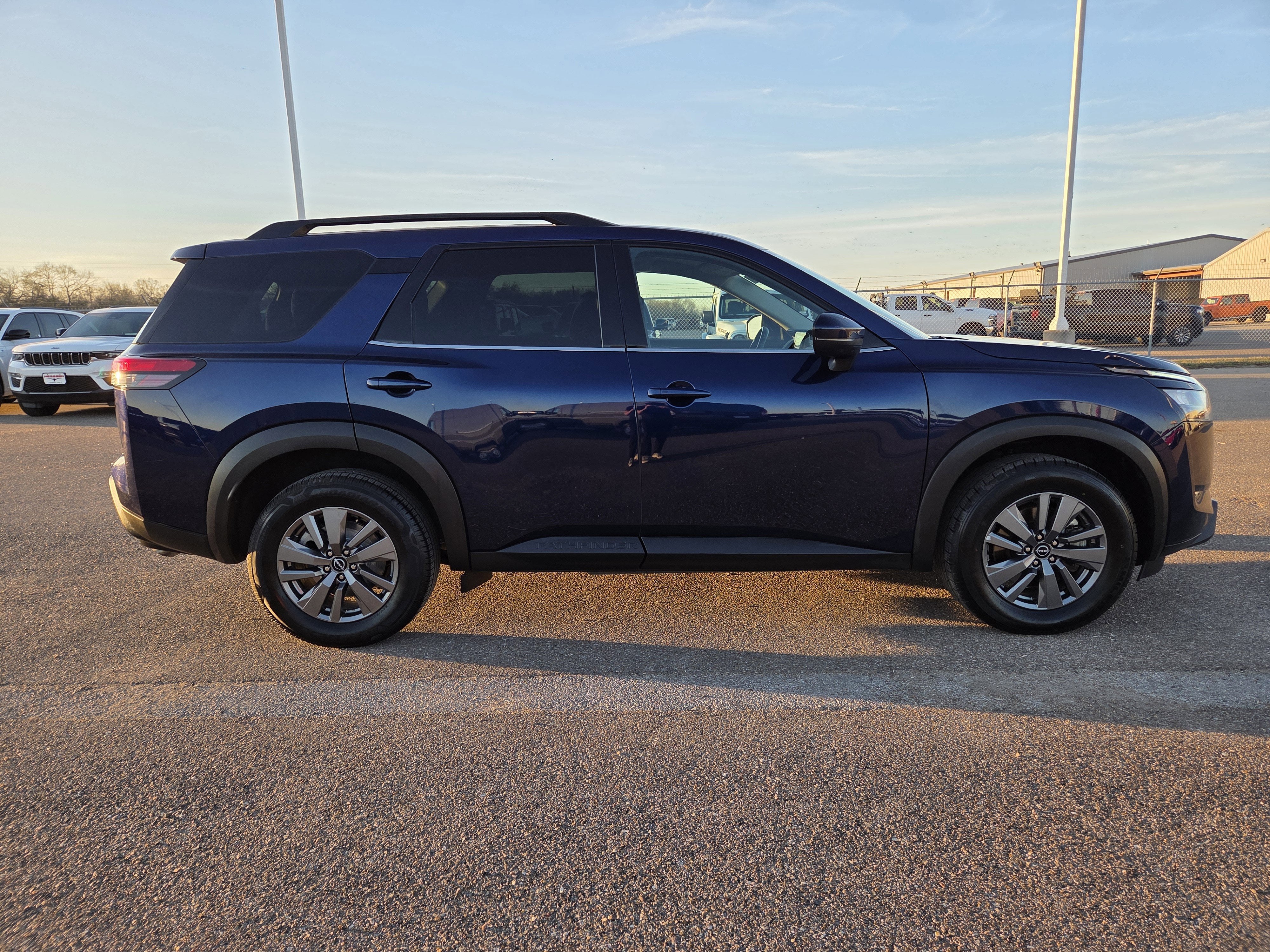 2025 Nissan Pathfinder SV