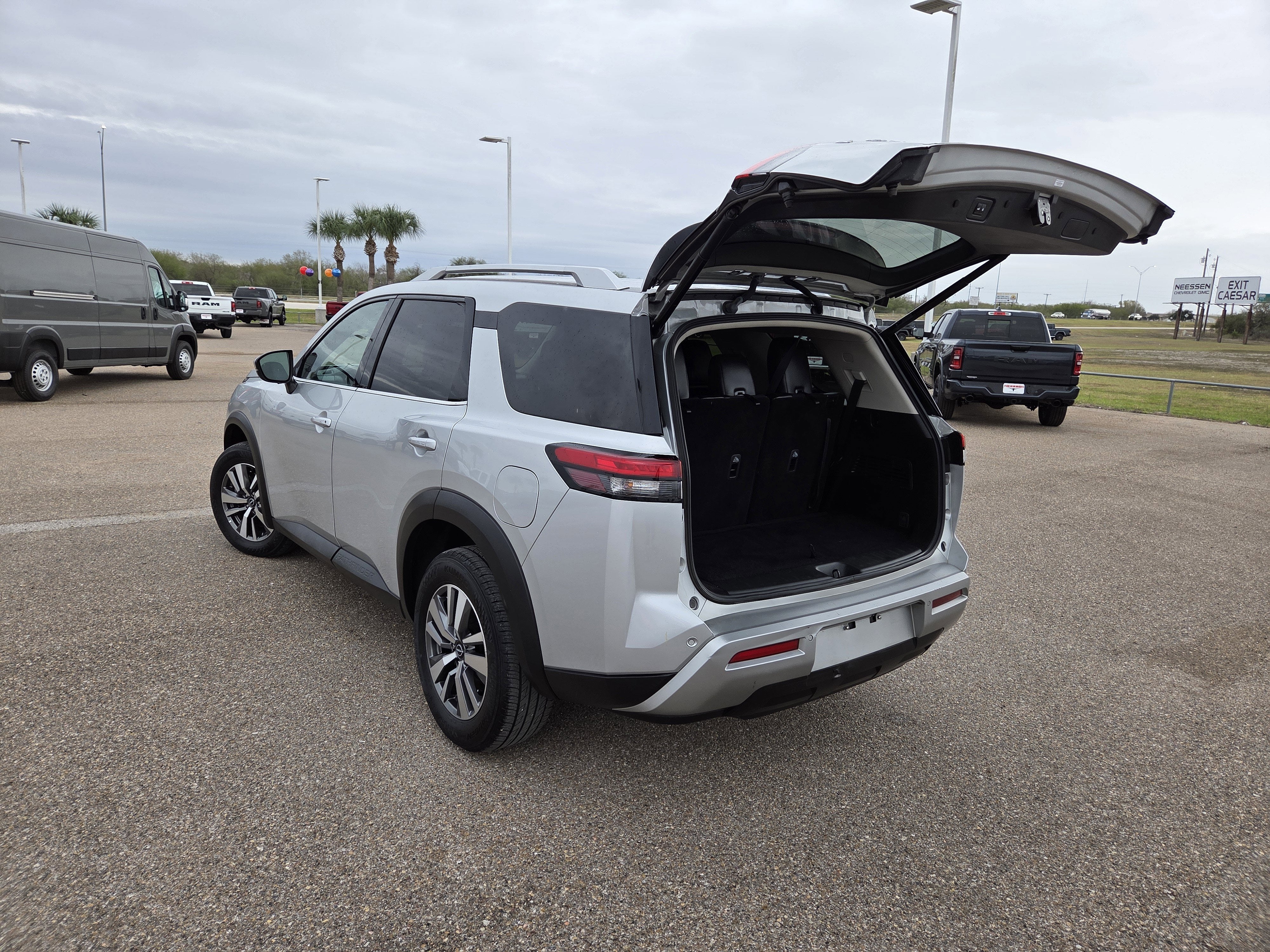 2025 Nissan Pathfinder SL