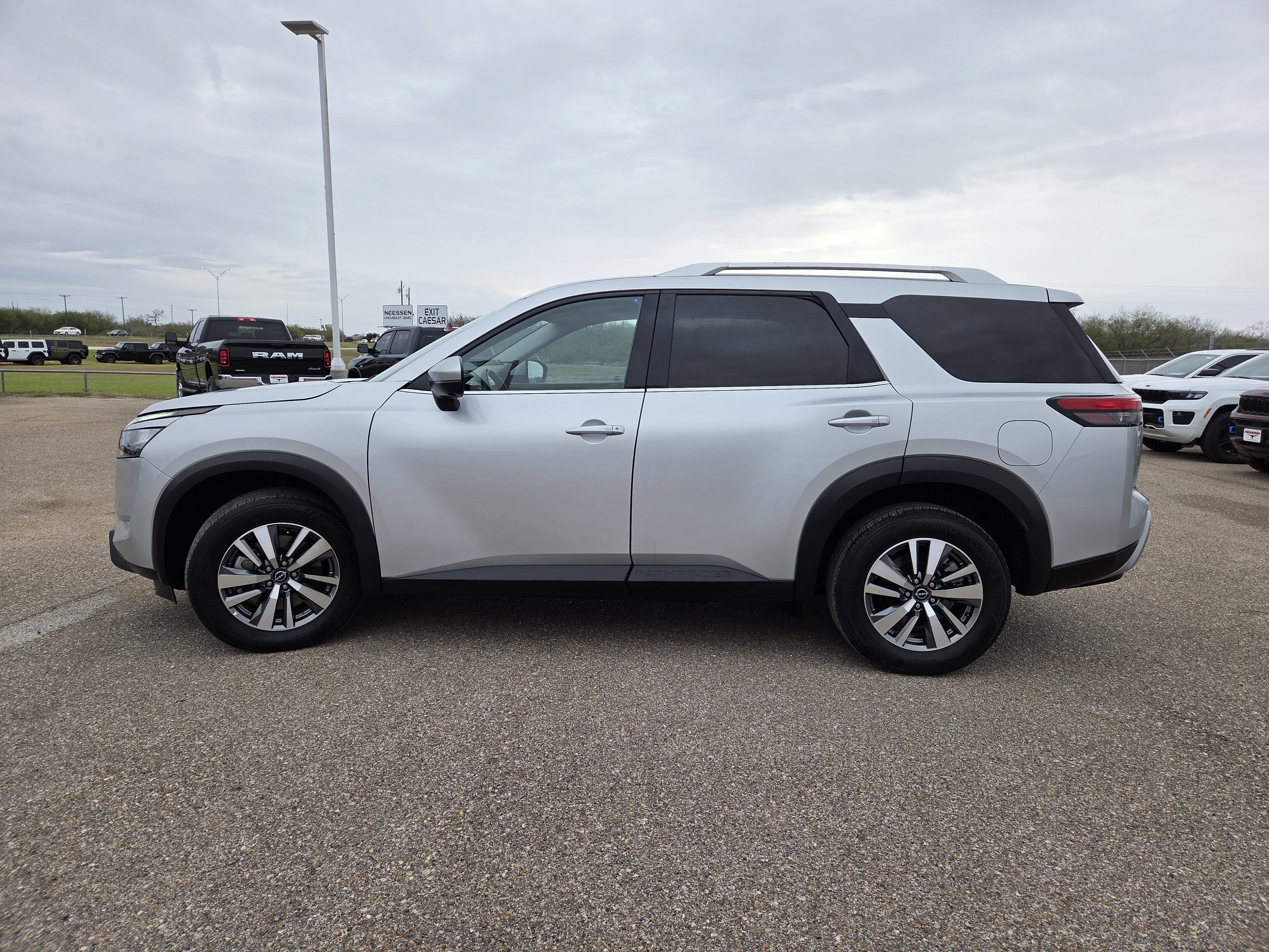 2025 Nissan Pathfinder SL