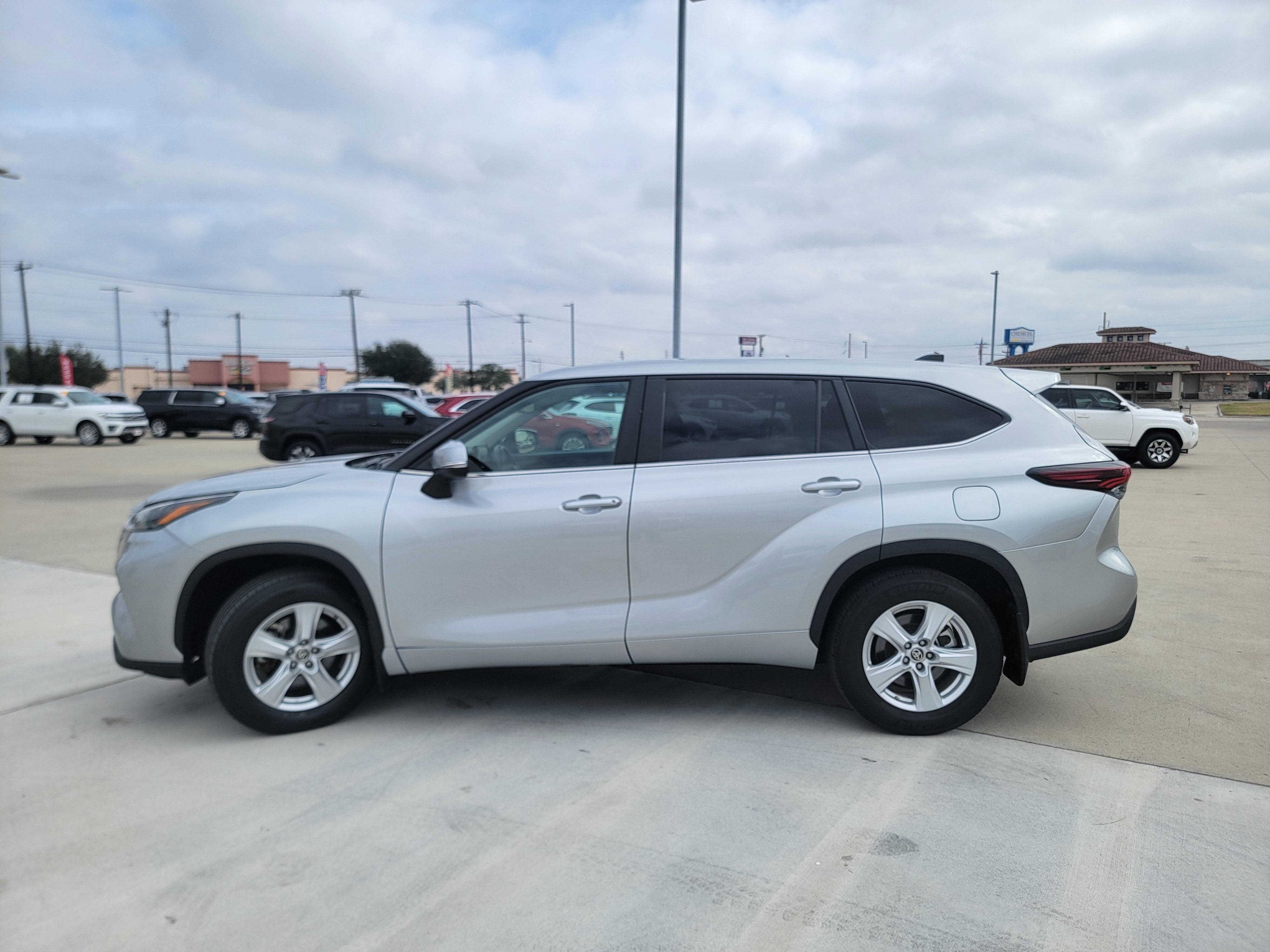 2024 Toyota Highlander LE