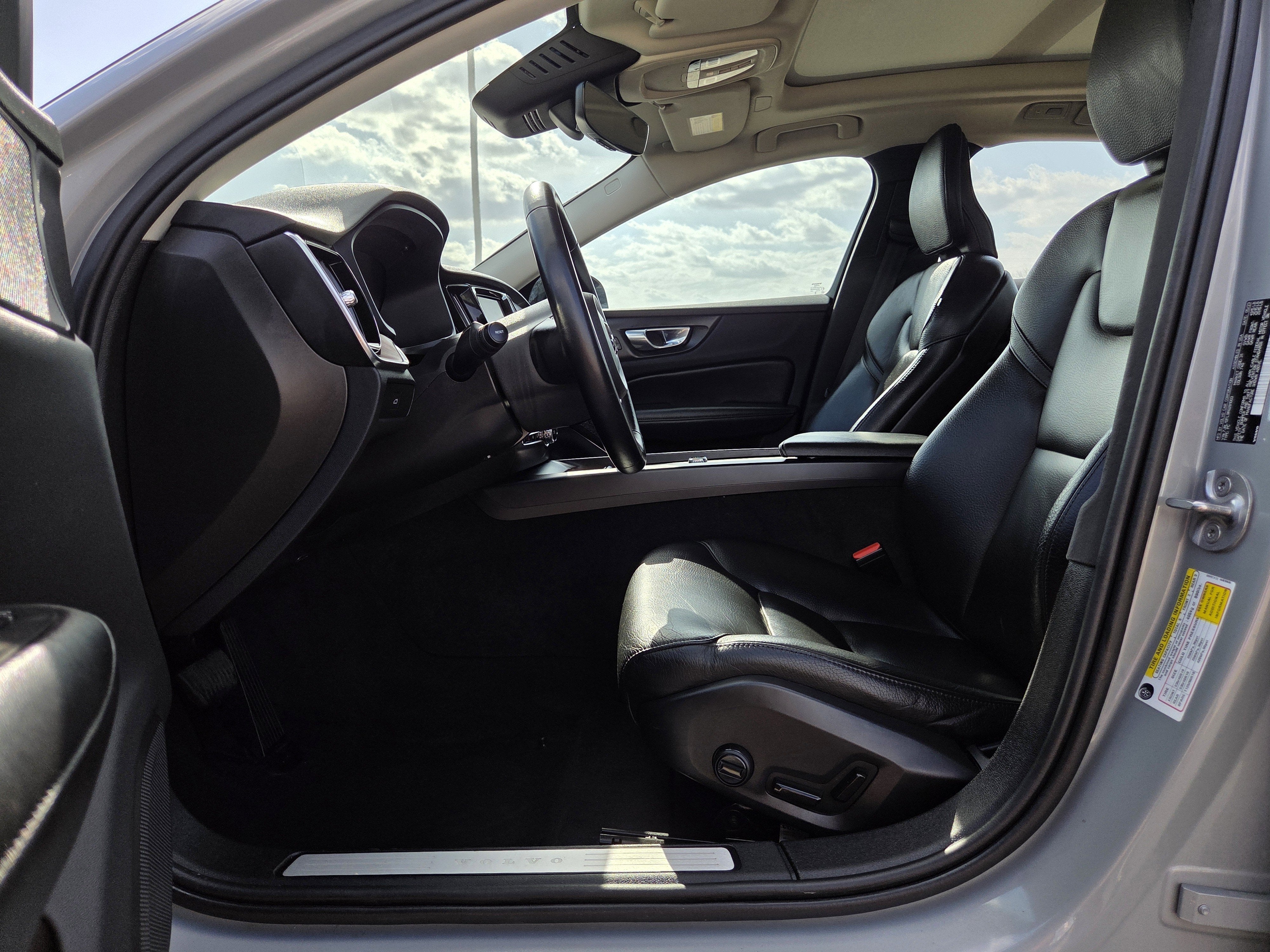 2024 Volvo S60 Plus Dark Theme