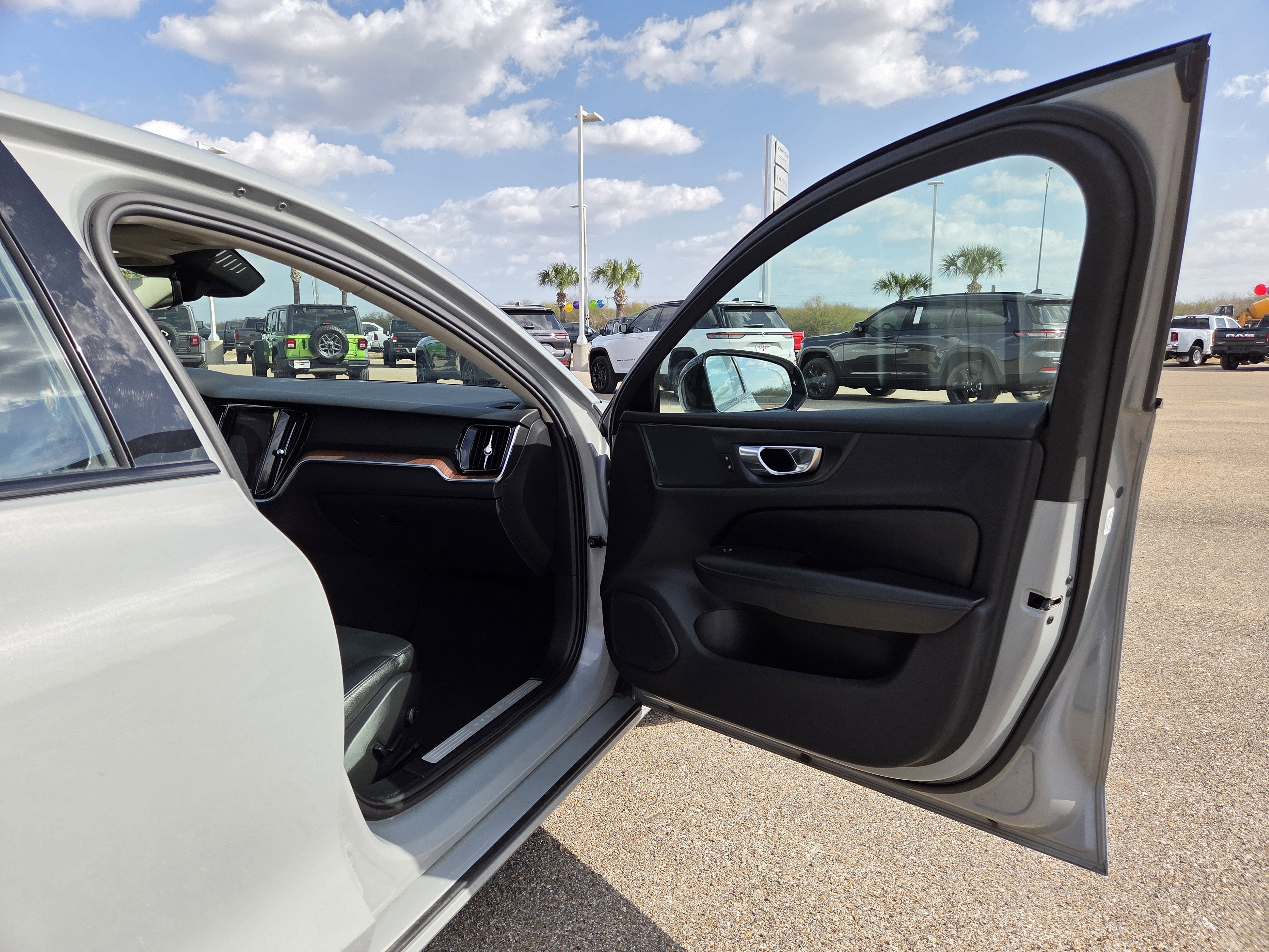 2024 Volvo S60 Plus Dark Theme
