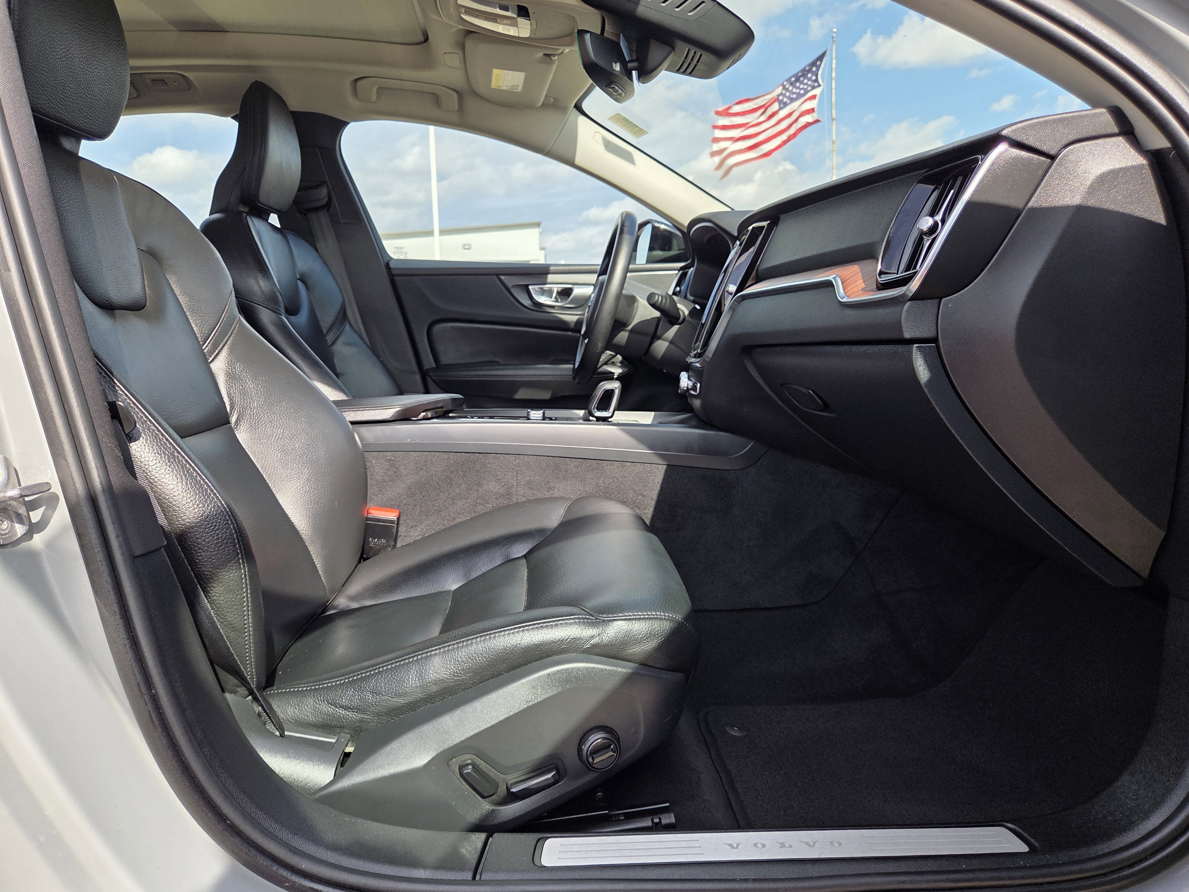 2024 Volvo S60 Plus Dark Theme