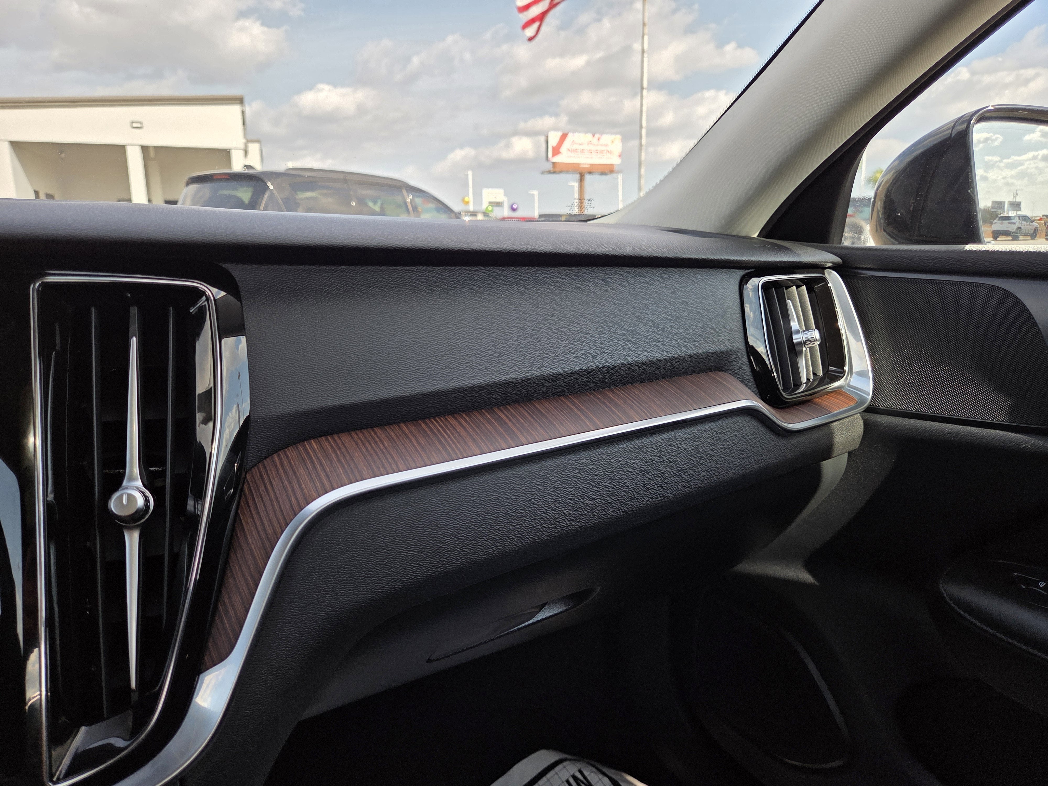 2024 Volvo S60 Plus Dark Theme