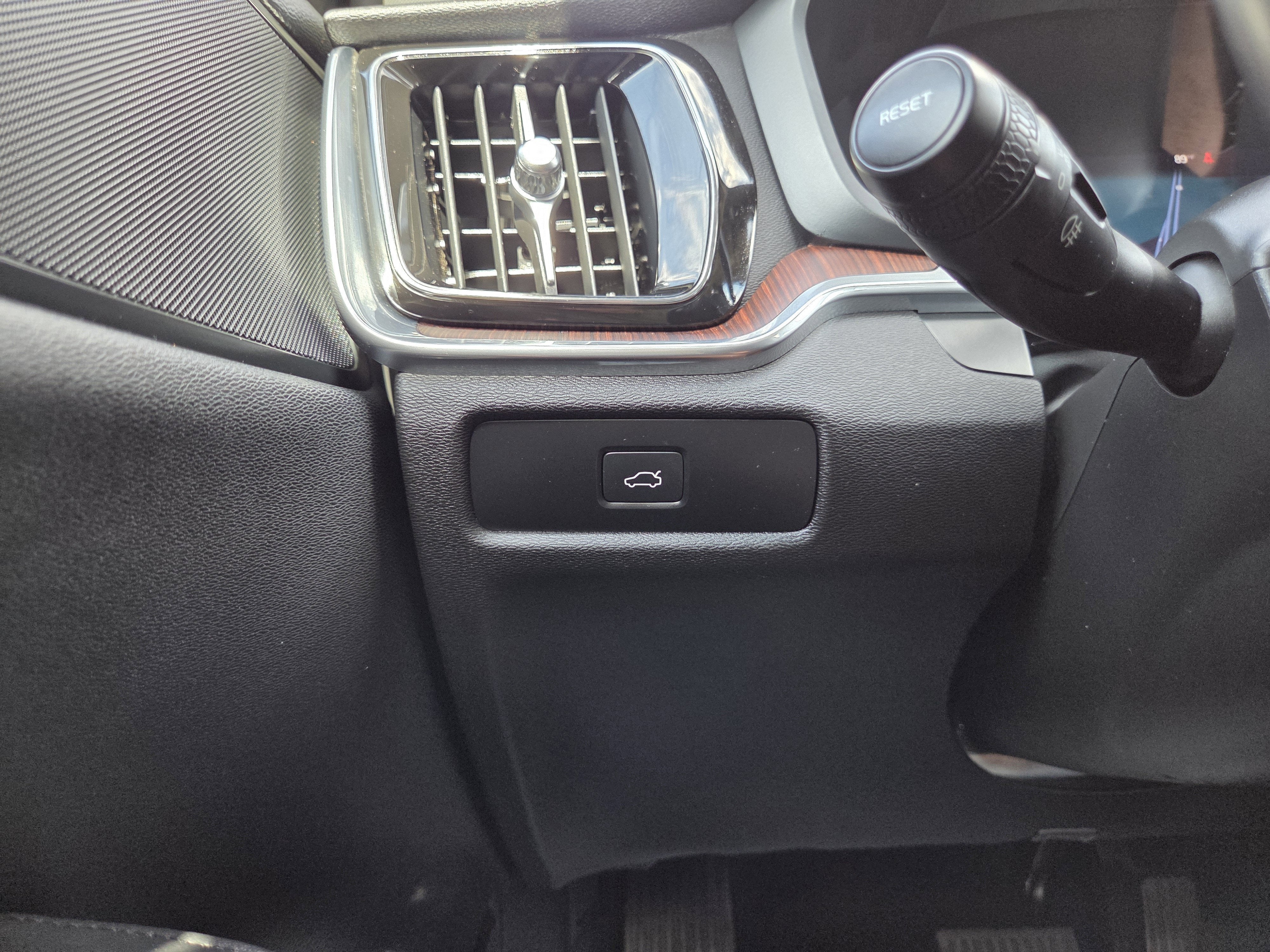 2024 Volvo S60 Plus Dark Theme