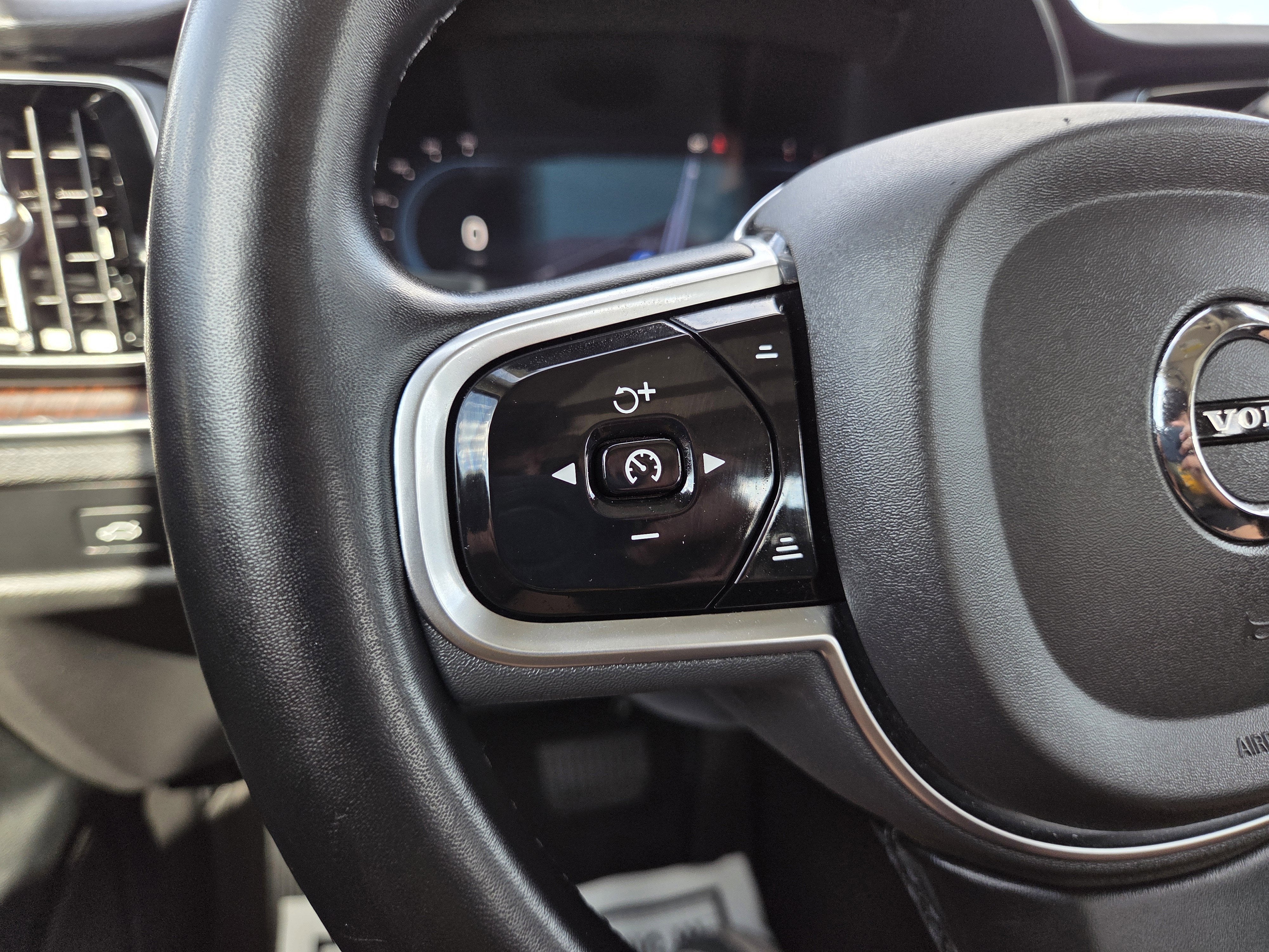 2024 Volvo S60 Plus Dark Theme