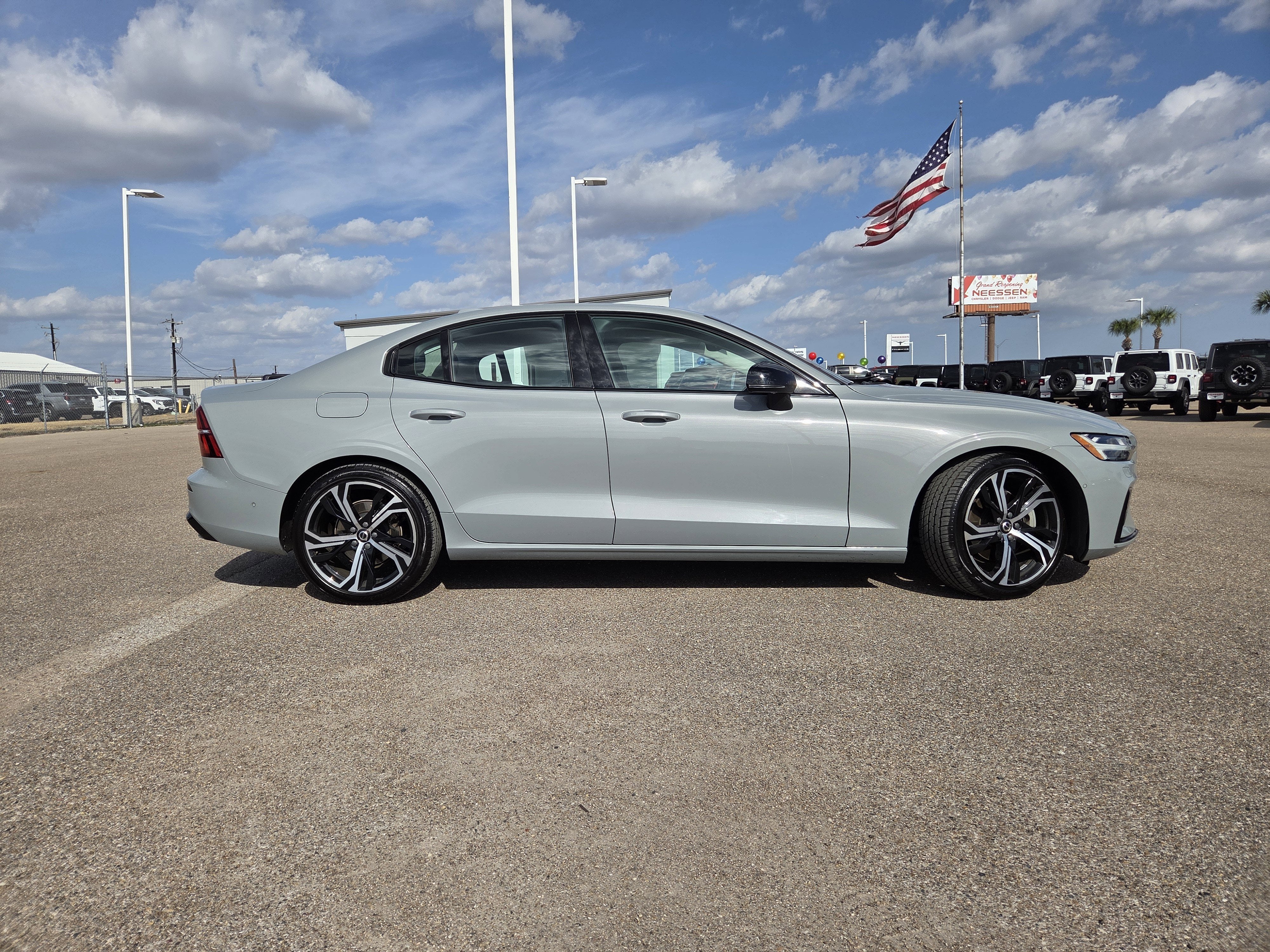 2024 Volvo S60 Plus Dark Theme