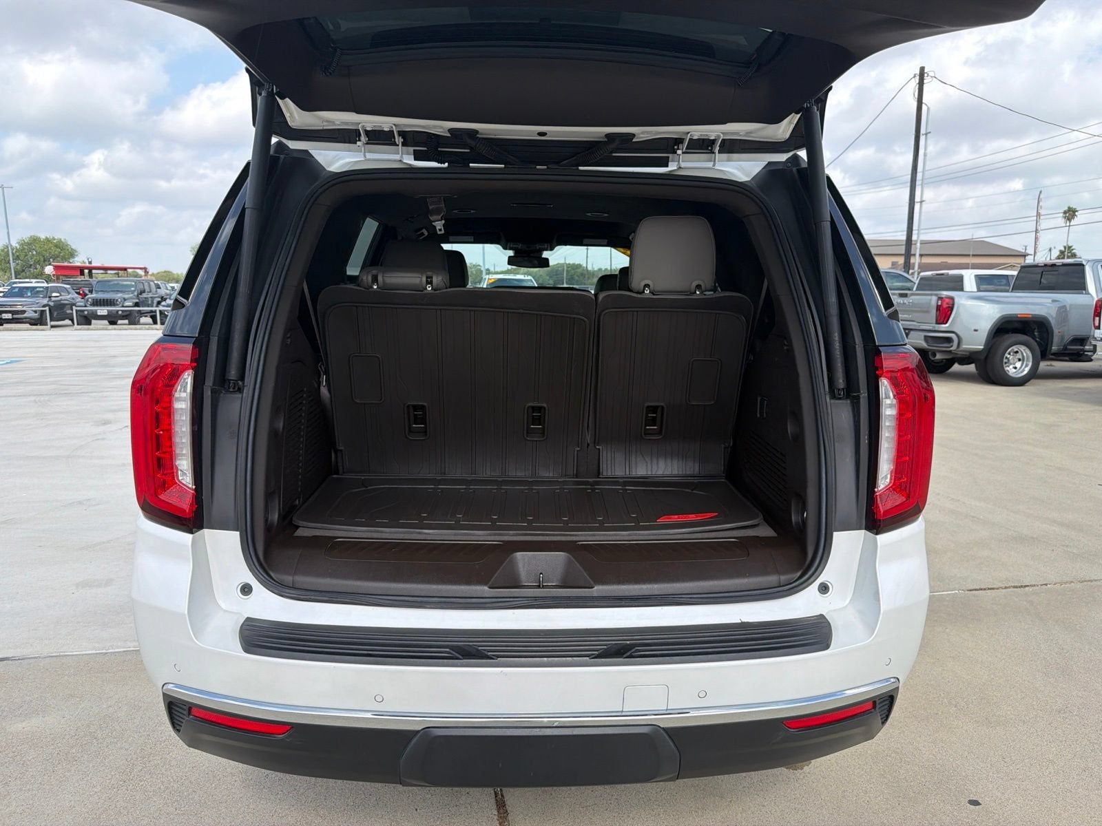 2023 GMC Yukon SLT