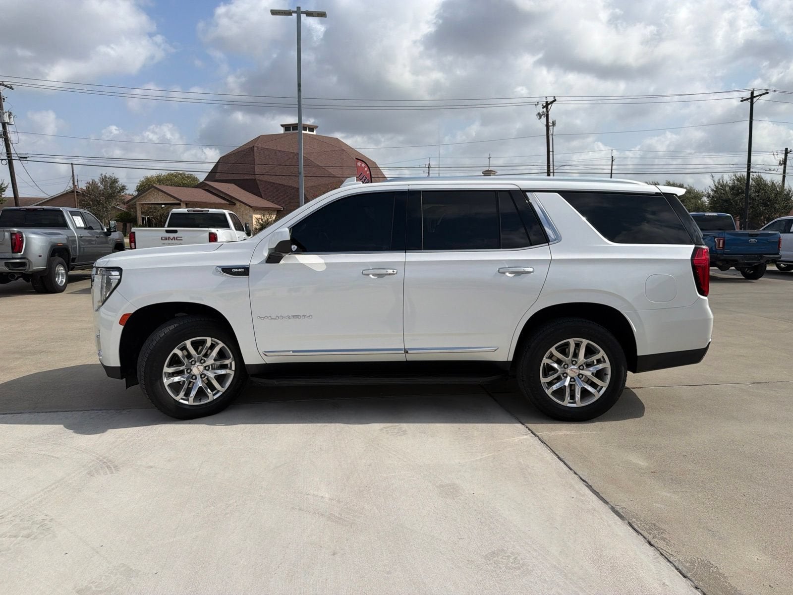 2023 GMC Yukon SLT
