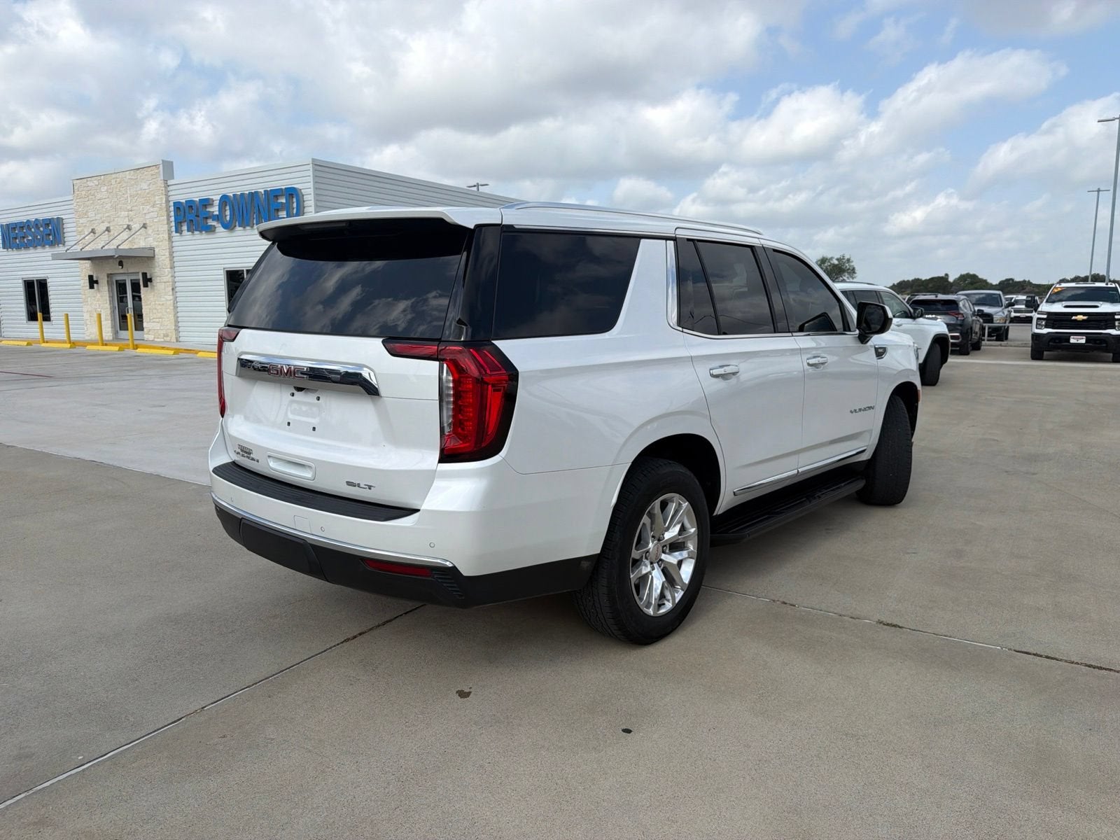 2023 GMC Yukon SLT