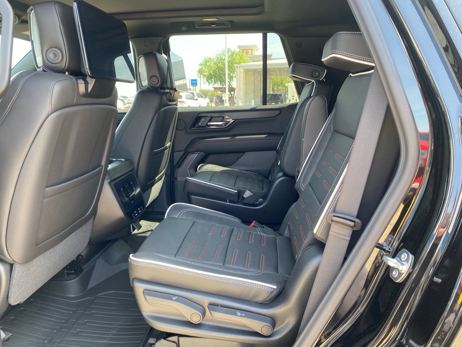 2026 GMC Yukon AT4 Ultimate - Photo 17