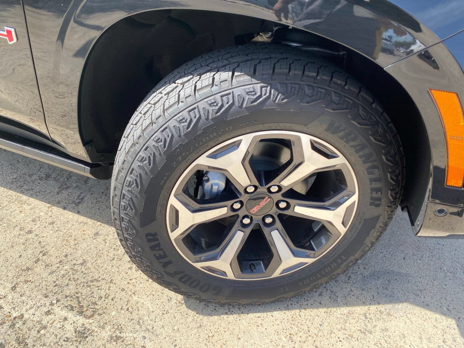2026 GMC Yukon AT4 Ultimate - Photo 8
