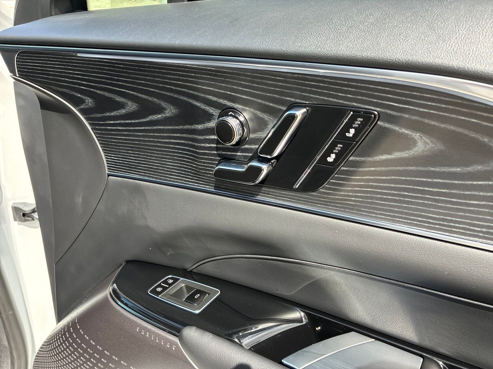 2024 Cadillac LYRIQ Luxury 1