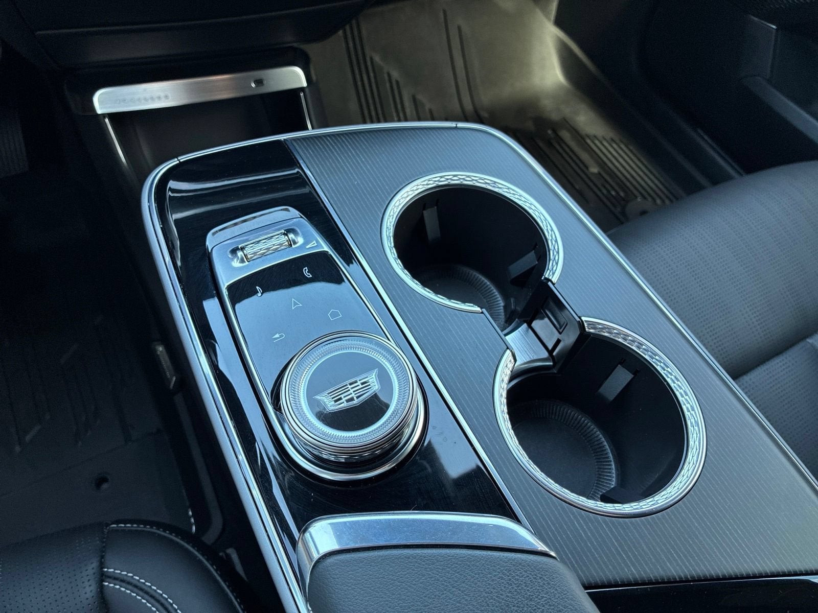 2024 Cadillac LYRIQ Luxury 1