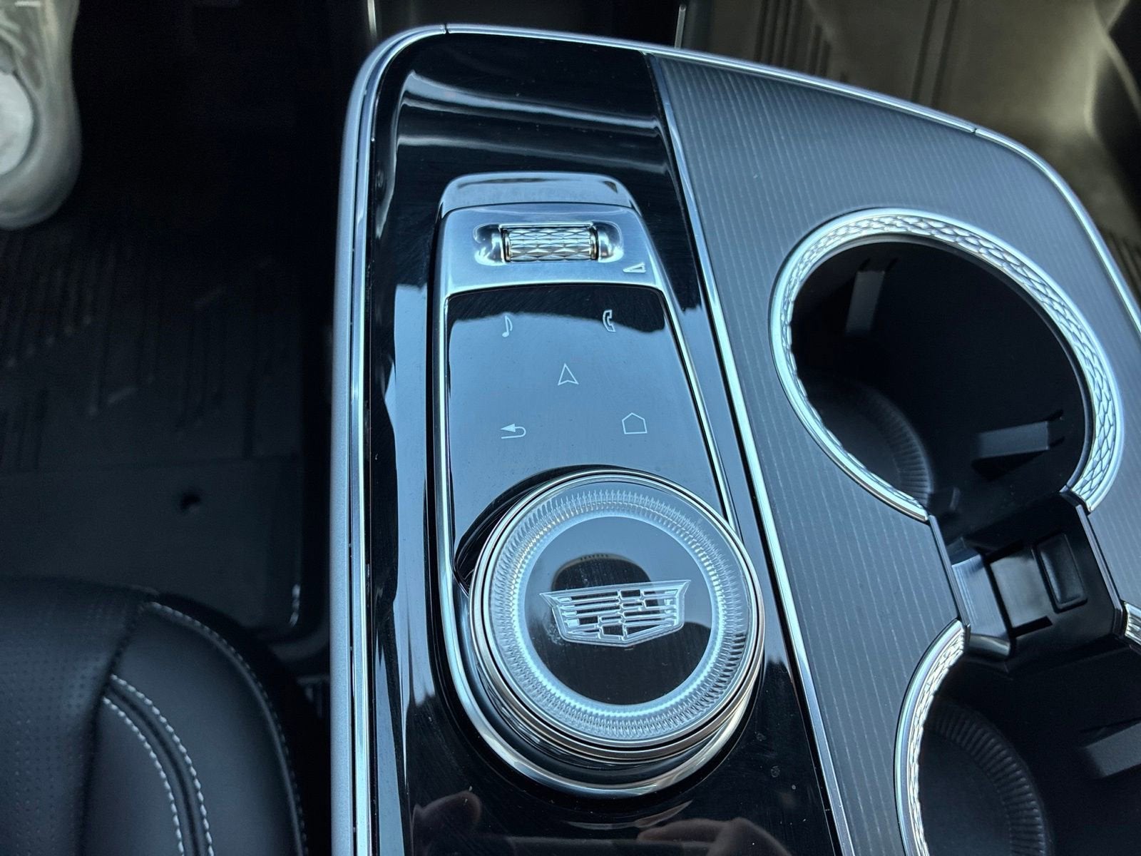 2024 Cadillac LYRIQ Luxury 1