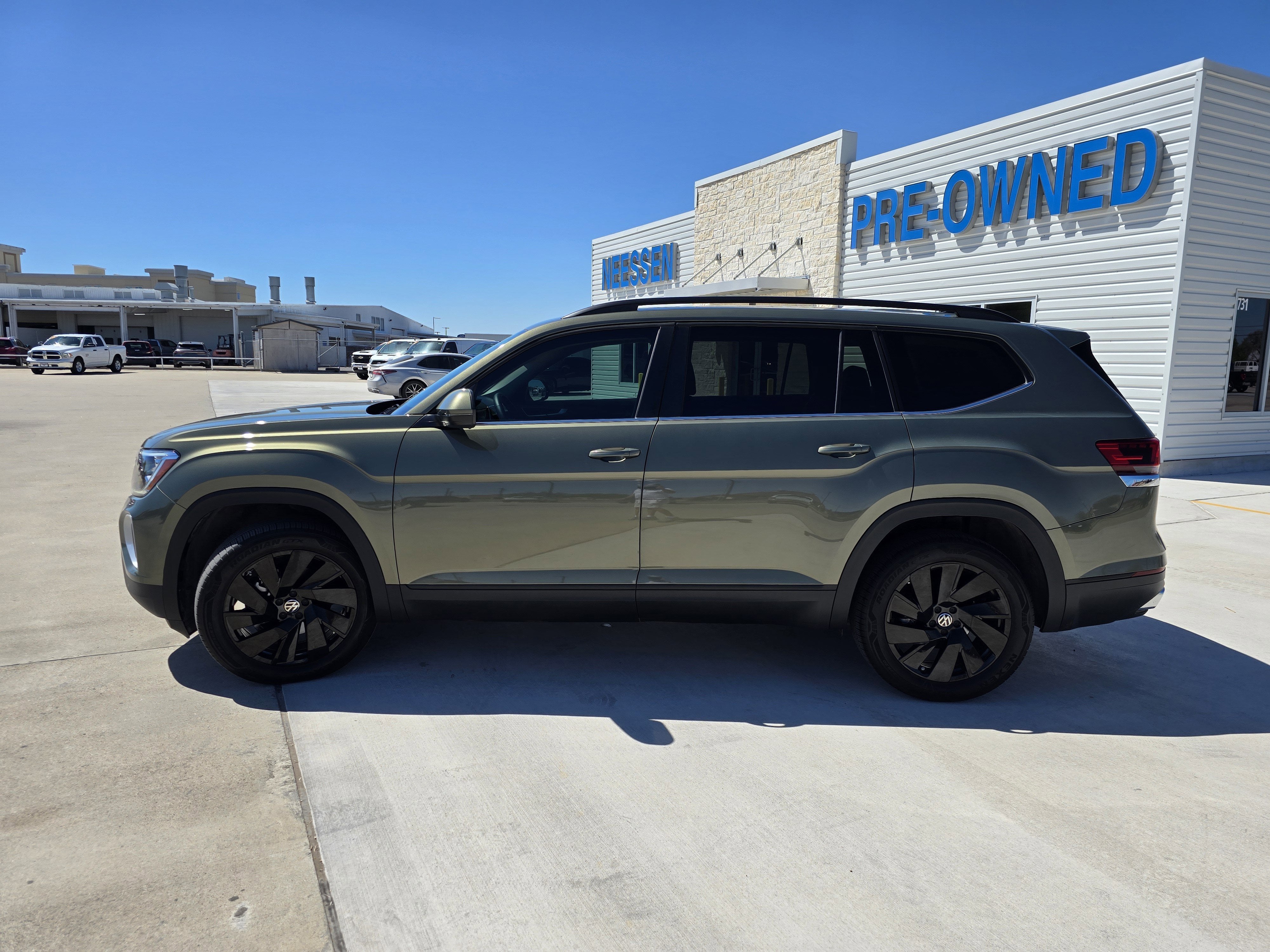 2025 Volkswagen Atlas 2.0T SE w/Technology
