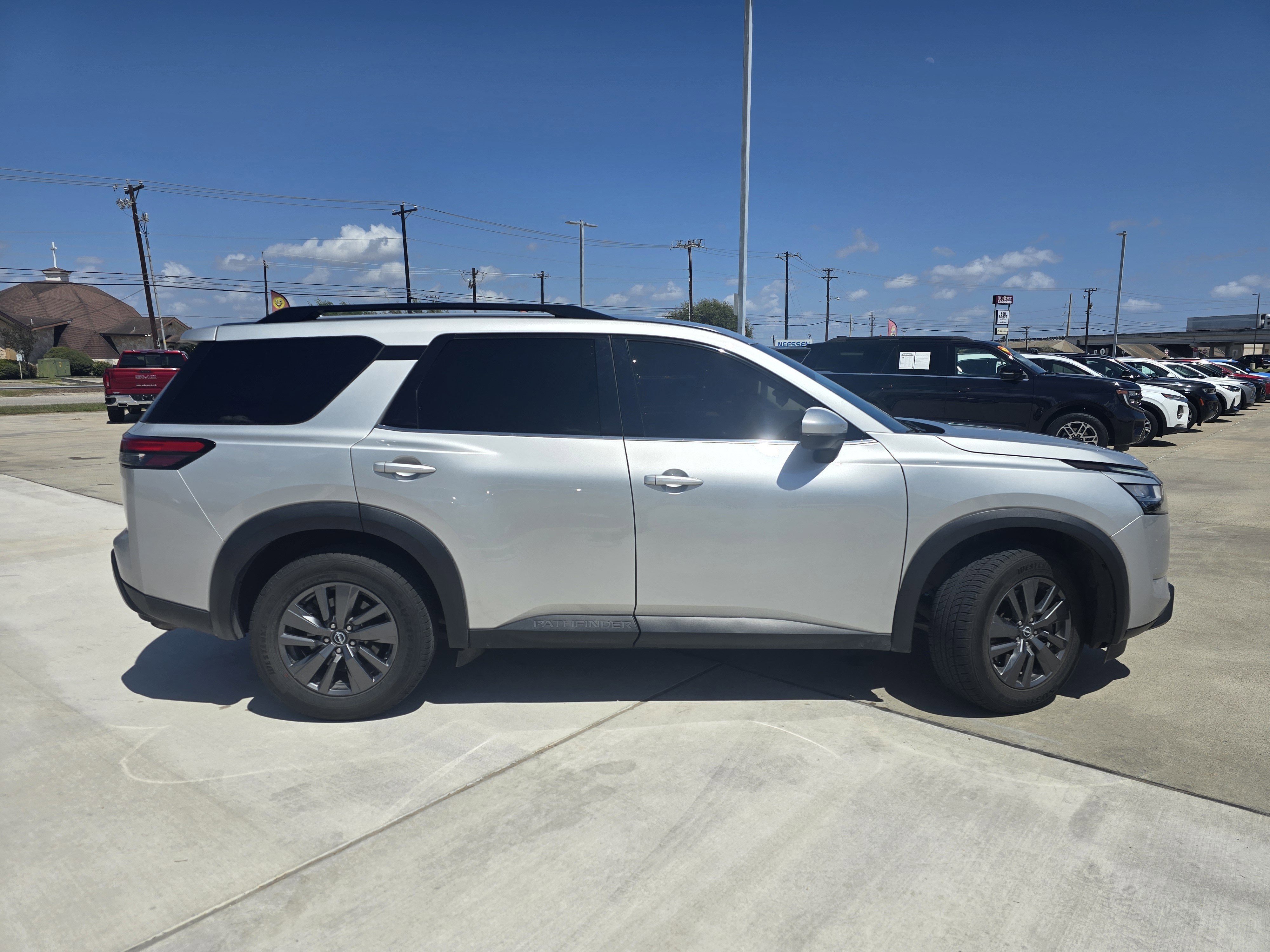 2022 Nissan Pathfinder SV