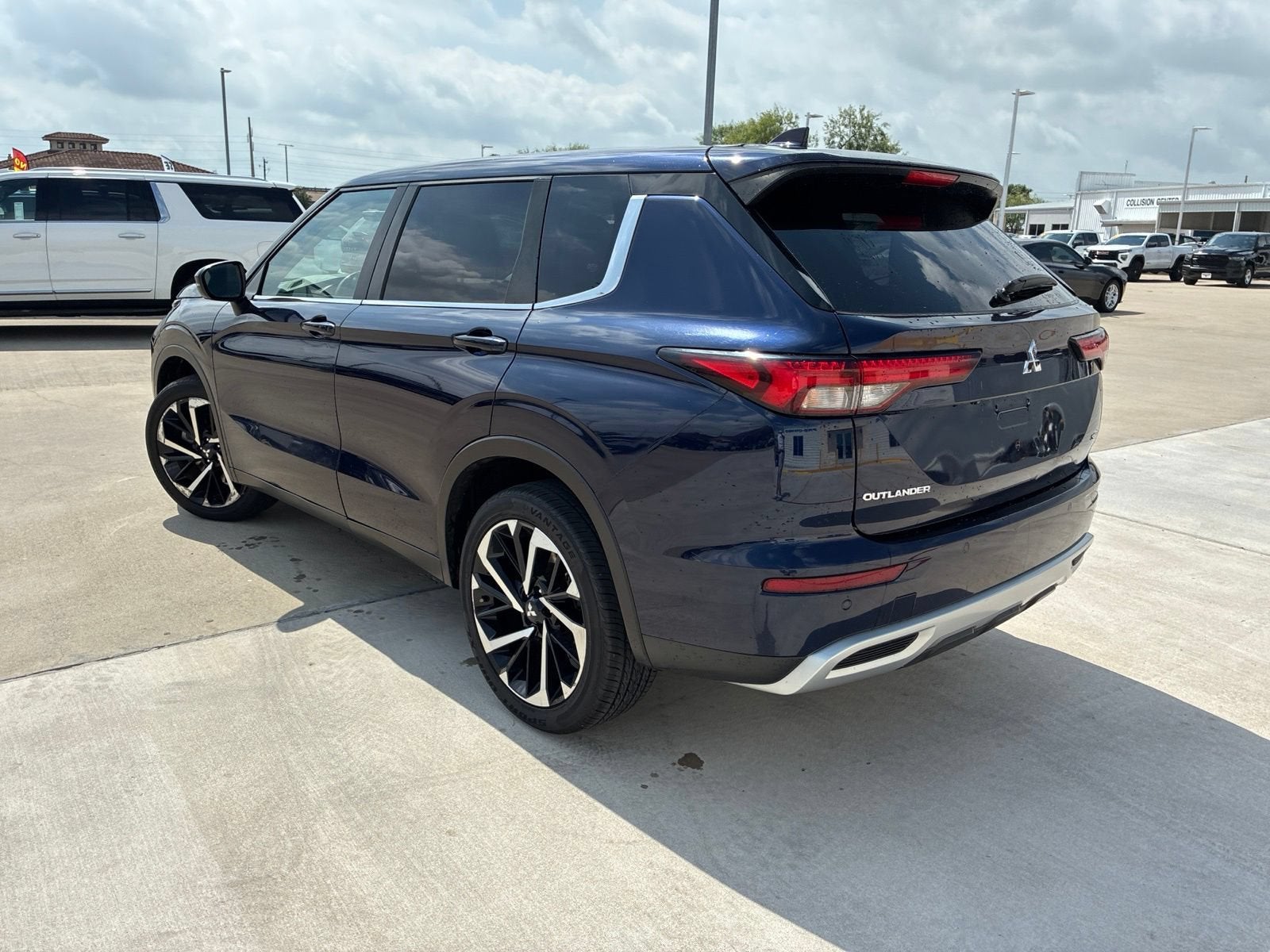 2023 Mitsubishi Outlander SE
