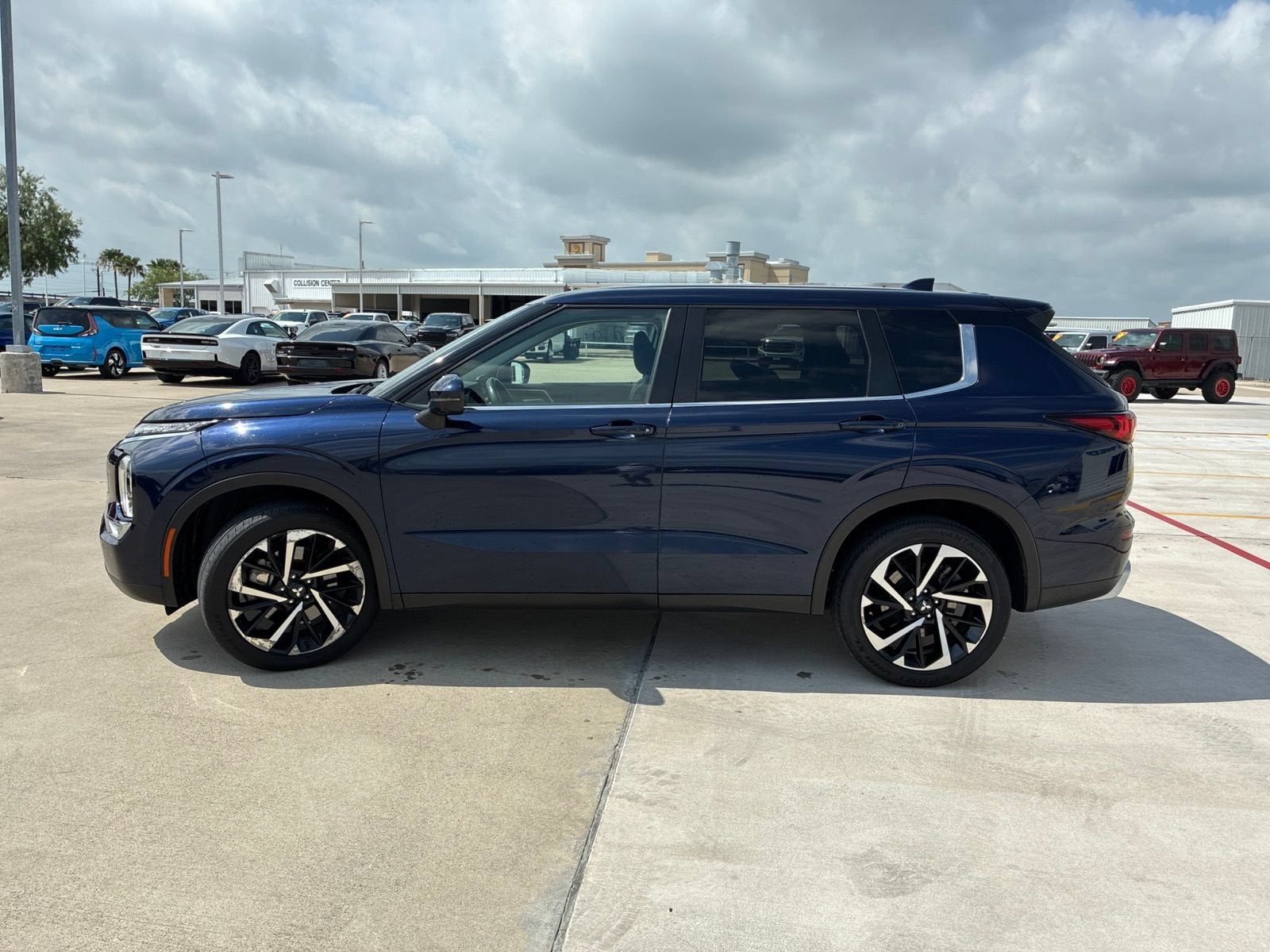 2023 Mitsubishi Outlander SE